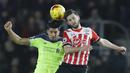 Duel pemain Southampton, Shane Long (kanan) saat berduel dengan pemain Liverpool, Emre Can pada laga leg pertama Semifinal Piala Liga Inggris di St. Mary's stadium, Southampton (11/1/2017). Soton menang 1-0 atas Liverpool. (AP/Frank Augstein)