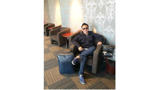 Eko juga tak lupa dengan kaca matanya.