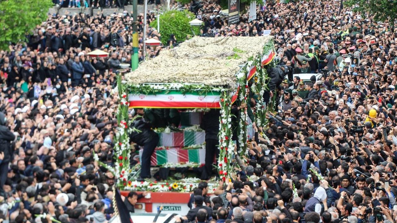 Lautan manusia memadati iring-riringan truk yang membawa jenazah Presiden Ebrahim Raisi dan tujuh pendampingnya di Tabriz, Provinsi Azerbaijan Timur, Iran, Selasa (21/5/2024). Meninggalnya Presiden Ebrahim Raisi menimbulkan duka mendalam bagi publik Iran.