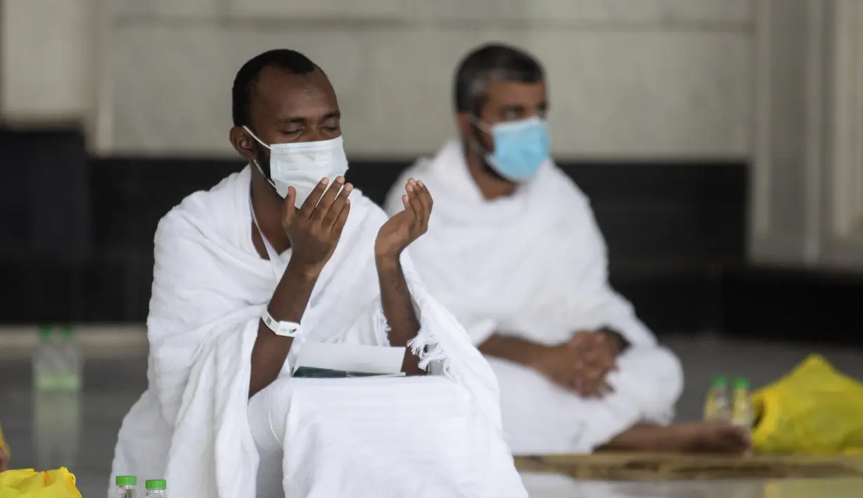 Para jemaah berdoa saat ibadah haji dengan menerapkan jaga jarak di Masjidil Haram, Makkah, Arab Saudi (29/7/2020).  Para jemaah memulai ibadah haji setelah terlebih dahulu menyelesaikan karantina sebagai bagian dari langkah pencegahan COVID-19. (Saudi Media Ministry via AP)