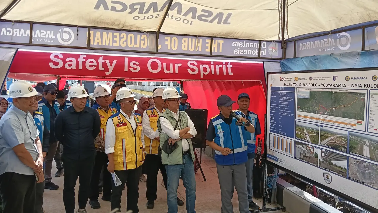 Direktur Utama PT Jasamarga Jogja Solo Rudy Hardiansyah meninjau Jalan Tol Jogja-Solo-NYIA Kulonprogo segmen Prambanan-Purwomartani. (Liputan6.com/Maulandy)