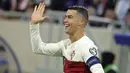 Pemain Portugal, Cristiano Ronaldo, melakukan selebrasi setelah mencetak gol ke gawang Luksemburg pada matchday kedua Grup J Kualifikasi Euro 2024 di Stadion Stade de Luxembourg, Senin (27/3/2023). Pada laga ini, CR7 mencetak brace dan membantu Portugal membantai Luksemburg. (AP Photo/Olivier Matthys)