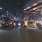 Petugas Satlantas Polres Metro Jakarta Utara mengurai kemacetan yang terjadi di kawasan Pos 9 Pelabuhan Tanjung Priok, Jakarta Utara pada Senin malam (25/5/2026). (Antara)