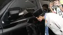 Wakil Gubernur DKI Jakarta, Sandiaga Uno mencium mobil dinasnya saat tiba di Balai Kota, Jakarta, Jumat (10/8).  Ini merupakan hari terakhir Sandiaga menggunakan fasilitas Pemerintah Provinsi DKI Jakarta. (Liputan6.com/Herman Zakahria)