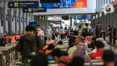 Calon penumpang menunggu keberangkatan di stasiun kereta Pasar Senen, Jakarta, Senin (20/12/2021). Kepadatan calon penumpang di stasiun Pasar Senen, Jakarta mulai terlihat jelang libur Natal dan Tahun Baru 2022. (Liputan6.com/Johan Tallo)