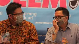 Sejumlah narasumber mengenakan masker saat menjadi pembicara dalam diskusi di kawasan Menteng, Jakarta, Sabtu (10/10/2015). Diskusi tersebut membahas kabut asap dari kebakaran hutan yang semakin pekat. (Liputan6.com/Angga Yuniar)
