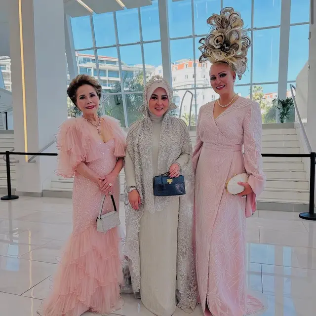 Syahrini Dulu vs Kini yang Mengejutkan Publik Tampil di Red Carpet Festival Film Cannes 2025. (Dok: @dewisoekarnoofficial  IG https://www.instagram.com/p/DJtRMuwyyxK/?utm_source=ig_web_copy_link&igsh=MzRlODBiNWFlZA==)