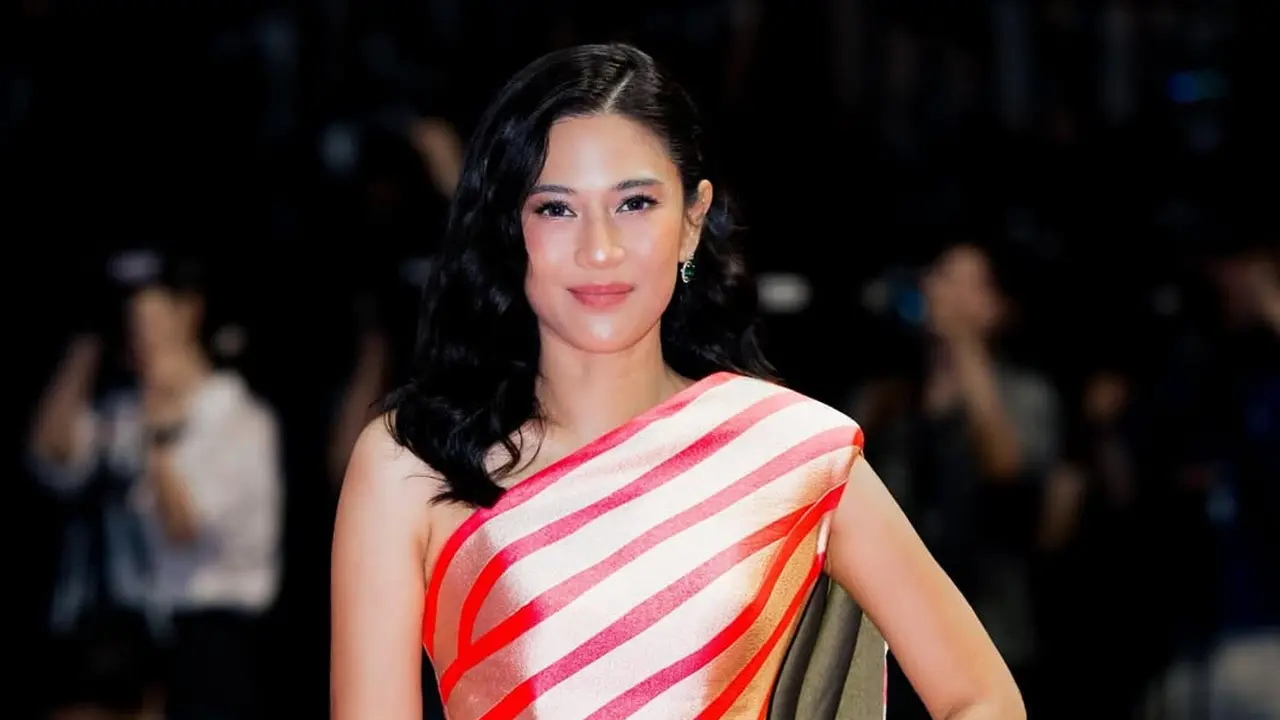 Pesona Menyala Dian Sastrowardoyo Berbalut Striped Gown Sebastian Gunawan di BIFF 2025