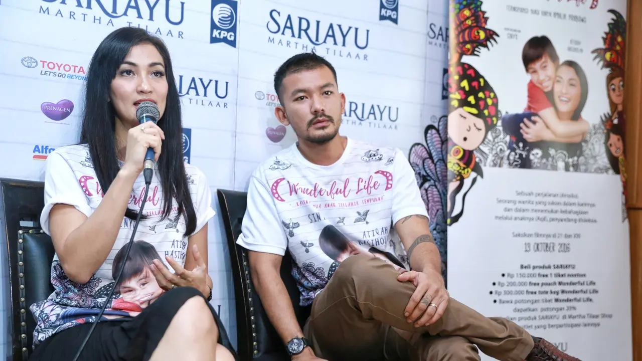[Bintang] Atiqah Hasiholan dan Rio Dewanto