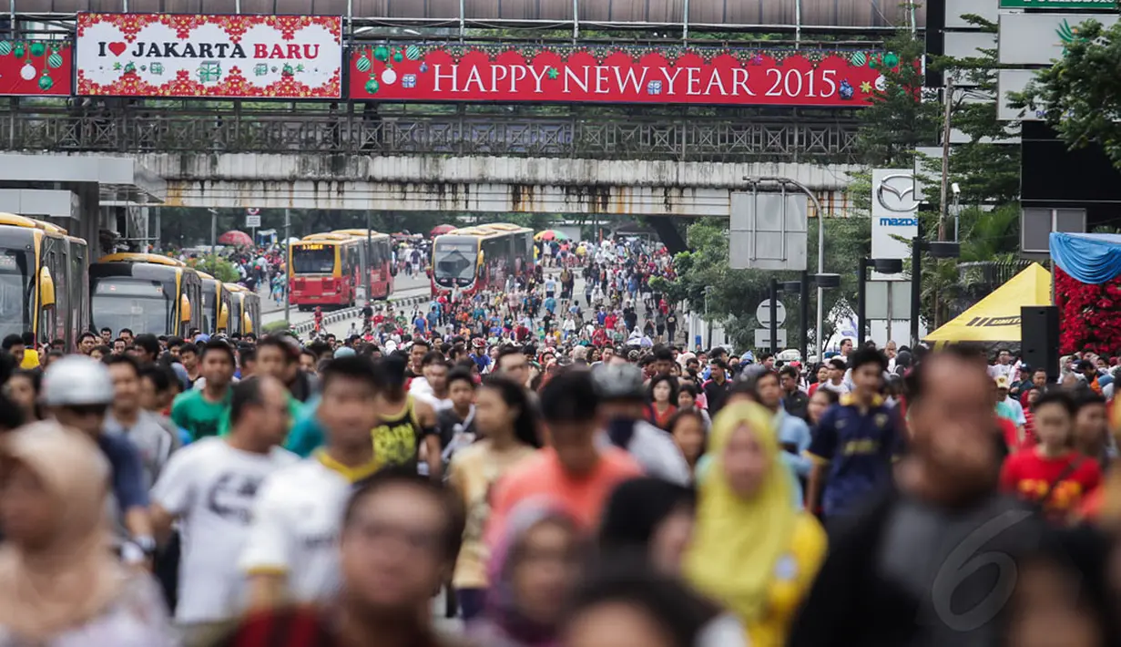 Meski tak terlalu ramai dari minggu sebelumnya namun ribuan warga terlihat antusias melakukan kegiatan di sepanjang jalan Sudirman dan MH Thamrin saat pelaksanaan Hari Bebas Kendaraan Bermotor (HBKB), Minggu (28/12/2014). (Liputan6.com/Faizal Fanani)