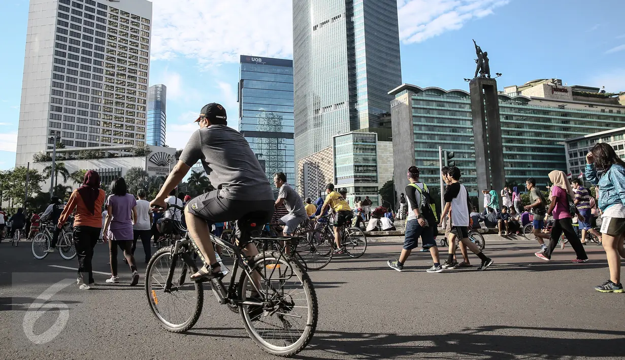 Warga melakukan aktifitas saat Car Free Day di sekitar Bunderan HI, Jakarta, Minggu (3/1/2016). Minggu pertama Tahun baru 2016 car free day ramai dipadati warga Jakarta. (Liputan6.com/Faizal Fanani)
