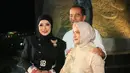 Terlihat Iriana Jokowi yang tampil dengan kebaya kurung brokat warna cream sambil menenteng tas rotan warna-warni.  [@rezaartameviaofficial].