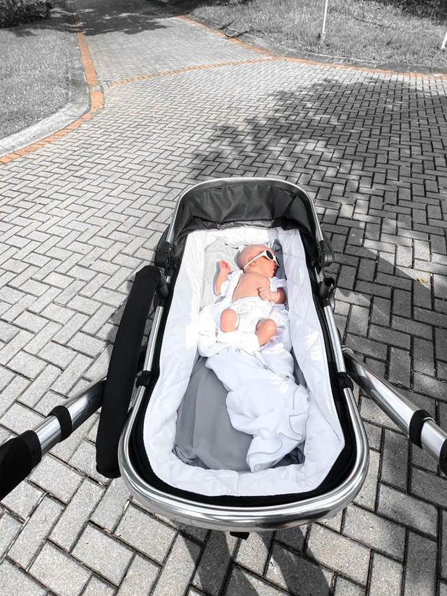 6 Gaya Bayi Seleb saat Berjemur, Lucu dan Menggemaskan