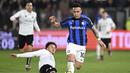 <p>Penyerang Inter Milan, Lautaro Martinez membawa bola dari kawalan pemain Spezia, Ethan Ampadu pada pertandingan lanjutan Liga Serie A Italia di Stadion Alberto Picco di La Spezia, Italia, Sabtu (11/3/2023). Kemenangan ini membuat Spezia kini beraada di urutan ke-17 dengan 24 poin. (Tano Pecoraro./LaPresse via AP)</p>