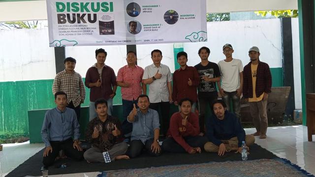 Bedah buku "Era Ketika Agama Menjadi Warisan Kultural Milik Bersama: Sembilan Pemikiran Denny JA Soal Agama di Era Google" di Aula Himpunan Mahasiswa Islam (HMI)/KAHMI, Cirebon pada Senin (17/7/2023) (Istimewa)