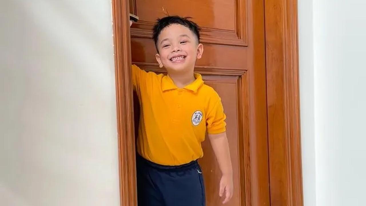 Ada juga yang salfok dengan para ganteng Gala. Gala tampak tersenyum ke arah kamera.<br>