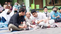 Syakir Daulay bersama Husein Latuconsina Berbagi dengan Anak-Anak Panti Asuhan di Surabaya