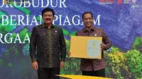 Menteri ATR/Kepala BPN Hadi Tjahjanto menyerahkan Sertifikat Hak Pakai atas tanah Candi Borobudur kepada Mendikbudristek Nadiem Makarim, Kamis (18/08/2022).