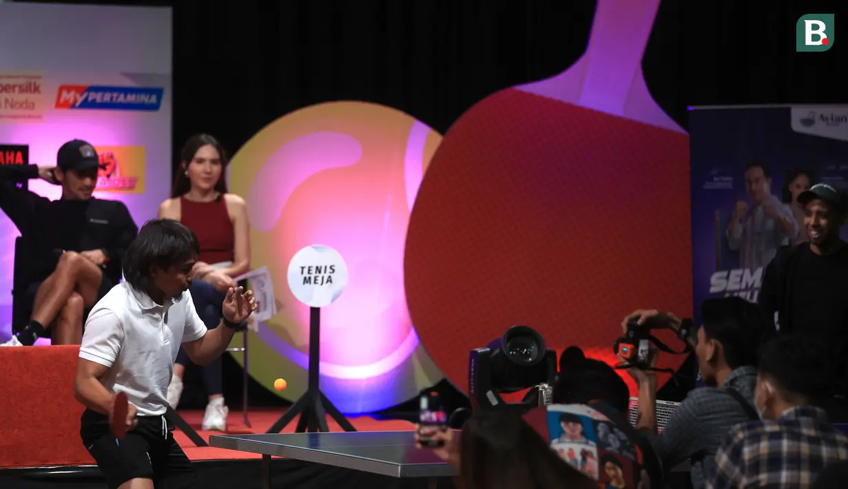 Artis TikTok Indonesia, Mulyadi, saat bermain tenis meja disela-sela sesi konferensi pers Turnamen Olahraga Selebriti Indonesia (OSI) yang berlangsung di SCTV Tower, Jakarta, Selasa (4/7/2023). (Bola.com/Ikhwan Yanuar)