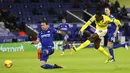 Pemain Brighton Danny Welbeck menendang bola saat melawan Brighton pada pertandingan Liga Premier Inggris di Stadion King Power, Leicester, Inggris, Minggu (13/12/2020). Leicester City menang 3-0. (Carl Recine/Pool via AP)