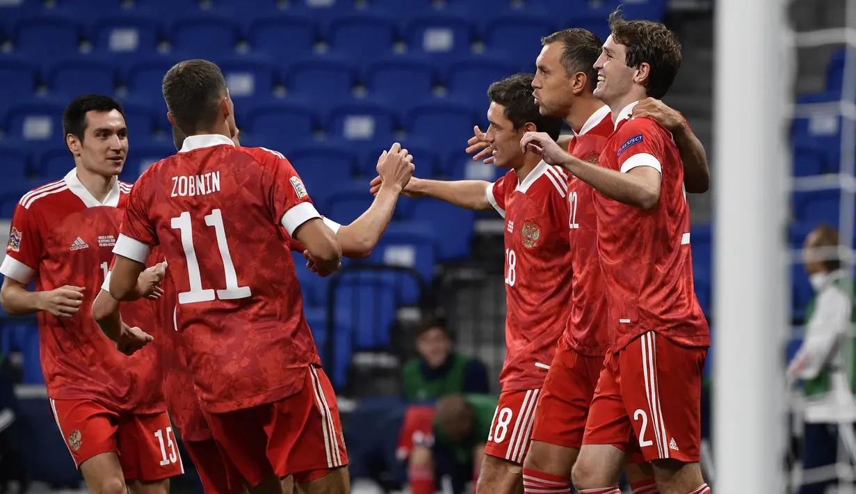 Pemain Rusia merayakan gol yang dicetak Artyom Dzyuba ke gawang Serbia pada laga Nations League di VTB Areba, Jumat (4/9/2020) dini hari WIB. Rusia menang 3-1 atas Serbia. (AFP/Alexander Nemenov)
