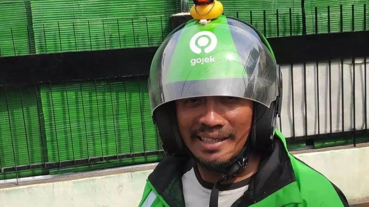 Bebek unyu di atas helm
