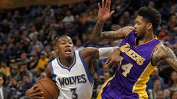 Pemain Minnesota Timberwolves, Kris Dunn (kiri) berusaha melewati hadangan pemain Los Angeles Lakers, Marcelo Huertas pada laga NBA basketball game di Minneapolis, (13/11/2016). Timberwolves menang 125-99. (AP/Bruce Kluckhohn)