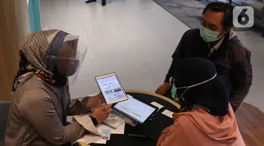 Nasabah memanfaatkan layanan digital bank melalui layanan Mandiri Syariah Mobile di Jakarta, Rabu (8/7/2020). Hingga Juni 2020, Mandiri Syariah mencatatkan pengguna layanan Mandiri Syariah Mobile sejumlah 1,3 jt user naik lebih dari 45% dari tahun sebelumnya. (Liputan6.com/Angga Yuniar)