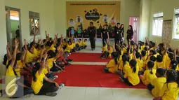 Sejumlah anak mengikuti acara Dream Program di Rusun Cipinang Besar Selatan, Jakarta, Rabu (27/4). Pemerintah dibantu dengan Inspiration Factory Foundation memberikan pendidikan non formal bagi anak-anak korban penggusuran. (Liputan6.com/Gempur M Surya)