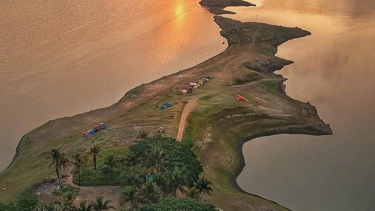 Pemandangan  Waduk Sermo dari atas saat sore hari. (dok. Instagram @dhian_hardjodisastro/https://www.instagram.com/p/B5KkPZ8B-zd//Adhita Diansyavira)