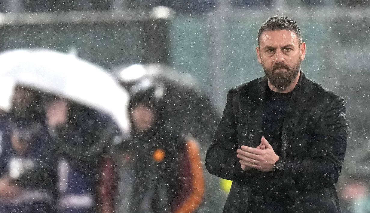 Pelatih AS Roma, Daniele De Rossi, mengamati permainan anak asuhnya saat melawan Inter Milan pada pekan ke-24 Serie A 2023/2024 di Stadio Olimpico, Minggu (11/2/2024). Kekalahan ini mem buat AS Roma berada di posisi ke-5 dengan 38 poin. (AP Photo/Alessandra Tarantino)