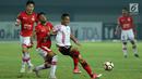 Bek Persija, Maman Abdurrahman (kedua kiri) menahan pergerakan pemain Persipura Addison Alves saat lanjutan Liga 1 Indonesia di Stadion Patriot Candra Bhaga, Bekasi, Sabtu (8/7). Persija ditahan imbang 1-1 oleh Persipura. (Liputan6.com/Helmi Fithriansyah)