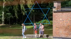 Orang-orang melihat kamar gas saat mengunjungi museum di bekas Kamp Kematian Nazi Stutthof, di Sztutowo, Polandia (21/7/2020).  Bara pembakaran mayat di hutan di sekitar kamp konsentrasi Stutthof Nazi Jerman masih menghantui Marek Dunin yang berusia 93 tahun. (AFP Photo/Wojtek Radwanski)