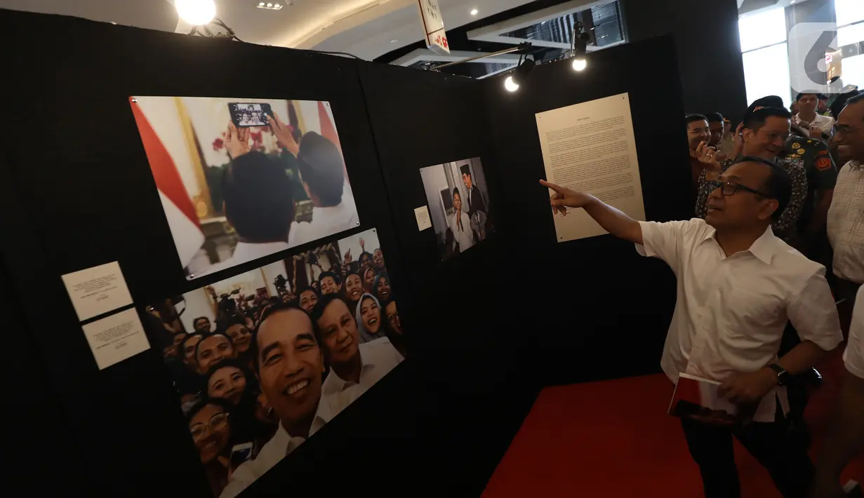 Mensesneg Pratikno melihat pameran foto Membangun Indonesia di Mall Neo Soho, Jakarta, Minggu (10/11/2019). Pameran menampilkan foto-foto jurnalistik mengenai pembangunan Indonesia yang dikerjakan Jokowi-JK selama 5 tahun bekerja dan akan berlangsung hingga 17/11. (Liputan6.com/Angga Yuniar)