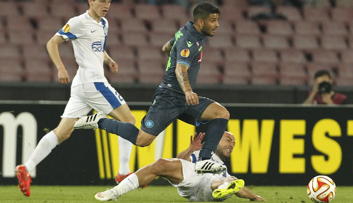 Penyerang Napoli,  Lorenzo Insigne (tengah) berusaha melewati gelandang Jaba Kankava (bawah) pada leg pertama semifinal Europa League di Stadion San Paolo, Kamis (7/5/2015). Napoli bermain imbang 1-1 atas Dnipro Dnipropetrovsk. (REUTERS/Ciro De Luca)
