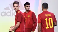 Pemain Timnas Spanyol, Dani Olmo, Alvaro Morata dan Thiago Alcantara saat launching jersey baru di Las Rozas, Madrid, Spanyol, Rabu (13/11). Jersey baru tersebut untuk menyambut Piala Eropa 2020. (AFP/Oscar Del Pozo)