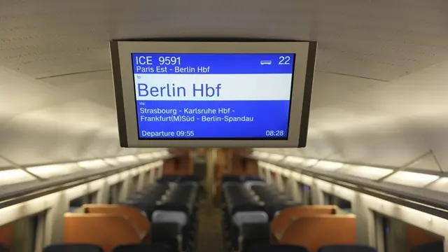 Pemandangan dari dalam kereta cepat pertama rute Paris-Berlin yang mulai beroperasi pada Senin (16/12/2024) di Stasiun Gare de l'Est, Paris.