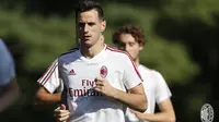 Nikola Kalinic berlatih jelang laga AC Milan melawan Lazio pada Minggu (10/9/2017). (acmilan.com)