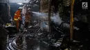 Petugas pemadam kebakaran melakukan pendinginan di lokasi Pasar Induk Kramat Jati Blok C1, Jakarta Timur, yang terbakar, Senin (12/6). Tidak ada korban jiwa atas insiden yang diduga akibat korsleting listrik tersebut. (Liputan6.com/Faizal Fanani)