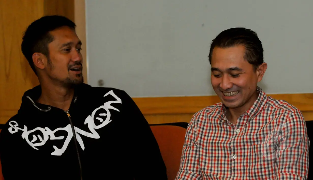 Tora Sudiro (kiri) dan Lukman Sardi saat menghadiri acara Selametan film ‘3 Dara’ di kawasan Kebon Jeruk, Jakarta, Rabu (6/5/2015). Film ‘3 Dara’ menceritakan tentang tiga orang lelaki yang terkena kutuk menjadi feminim. (Liputan6.com/Faisal R Syam)