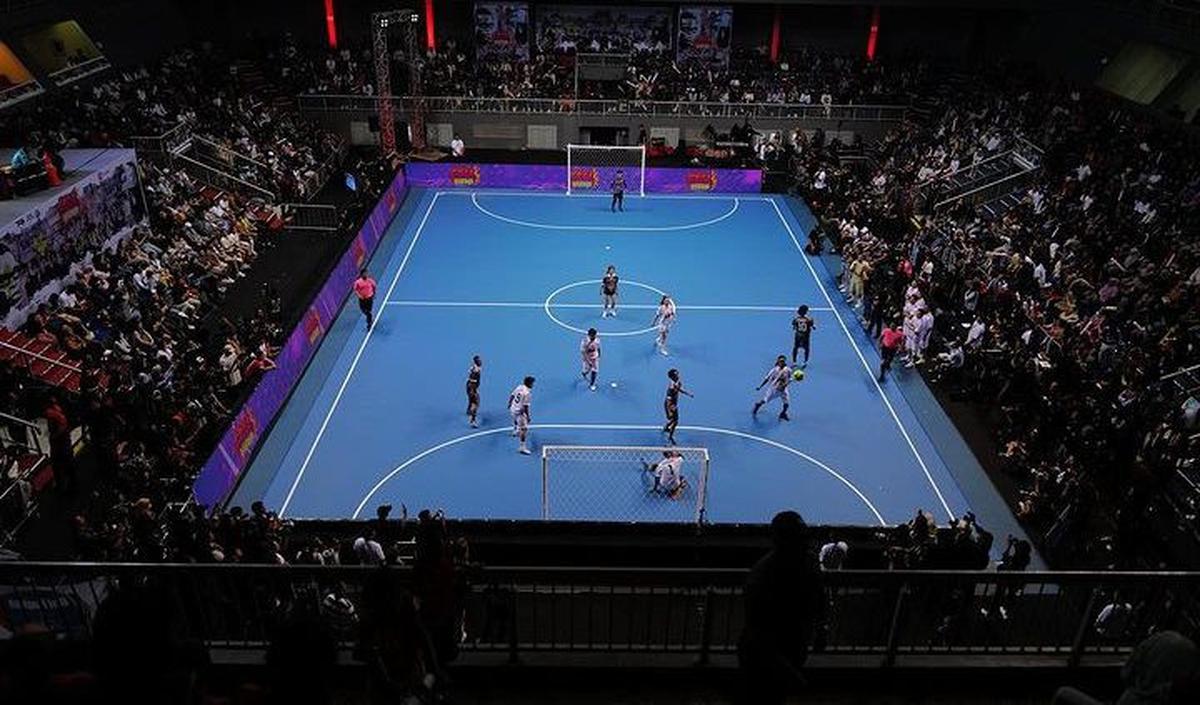 Atta Halilintar bersama rekan-rekan seleb bermain futsal bersama Edgar Davids. Acara yang dikemas dalam acara bertajuk 'Futsal Entertainment' diselingi banyak tawa.