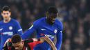 Pemain Chelsea, Tiemoue Bakayoko (kanan) berebut bola dengan pemain Bournemouth, Jordon Ibe pada laga perempatfinal Piala Liga Inggris di Stamford Bridge stadium, London, (20/12/2017). Chelsea menang 2-1. (AFP/Glyn Kirk)