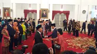 Presiden Jokowi memberi ucapan selamat kepada 17 duta besar yang dilantik di Istana Negara, Selasa (20/2/2018). (Liputan6.com/Hanz Jimenez Salim)
