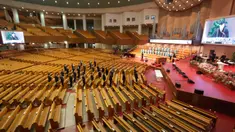 Sejumlah orang memakai masker saat menghadiri misa di Yoido Full Gospel Church, Seoul, Korea Selatan, Minggu (1/3/2020). Gereja memutuskan untuk mengganti layanan hari Minggu secara online untuk keselamatan anggota di tengah penyebaran virus corona COVID-19. (AP Photo/Ahn Young-joon)