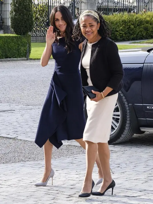 Satu hari jelang acara pernikahannya, Meghan didampingi sang ibu, Doria Ragland, telah tiba di Cliveden House Hotel. Sedangkan sang ayah yang baru menjalani operasi jantung kabarnya juga akan hadir di pernikahan putrinya. (Instagram/kensingtonroyal)