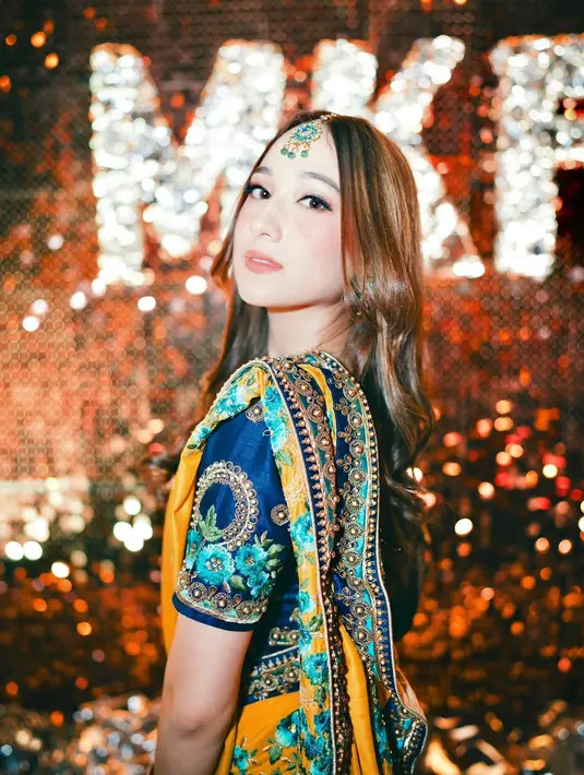 Tampil stylish dengan dress, Laura Moane nampak elegan saat mengenakan busana India dalam acara Diwali. Dalam momen tersebut, Laura tampil menawan dengan busana India yang penuh warna dan keren. Tidak sedikit para netizen membanjiri kolom komentarnya Instagramnya dengan berbagai kata pujian. (Liputan6.com/IG/@its_lauramoane2)