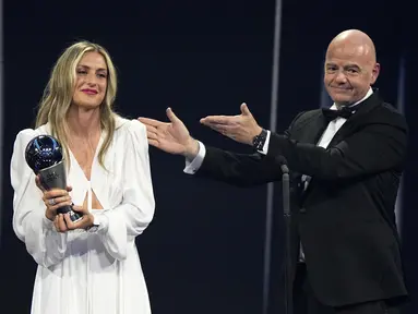 Alexia Putellas (kiri) menerima penghargaan sebagai Pemain Wanita FIFA Terbaik dari Presiden FIFA Gianni Infantino pada acara yang berlangsung di Paris, Prancis, Senin (28/02/2023) WIB. Putellas sukses mengalahkan dua pesaingnya Alex Morgan dan Beth Mead. (AP Photo/Michel Euler)