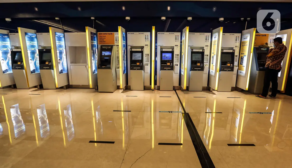 Seorang pria melakukan transaksi di anjungan tunai mandiri (ATM), Jakarta, Senin (25/1/2020). Kinerja kredit perbankan pada 2021 diperkirakan tumbuh positif sebesar 7,3 persen secara tahunan (year-on-year/yoy). (Liputan6.com/Johan Tallo)