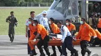 Tim SAR saat membawa jenazah penumpang AirAsia QZ8501 dari helikopter, Pangkalan Bun, Kalteng, Kamis (1/1/2015).  (Liputan6.com/Herman Zakharia)