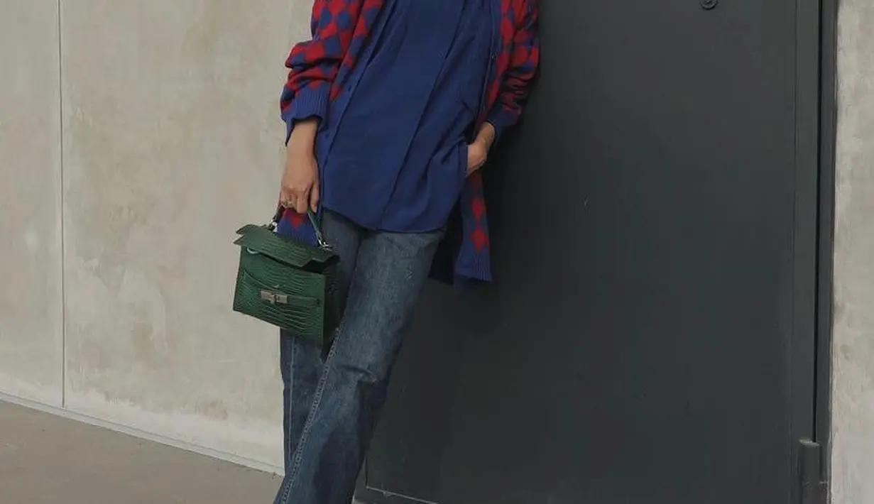 Tampil edgy dengan padu padan cardigan motif checkered dengan celana cutbray. Kece! (Instagram/viratandia).